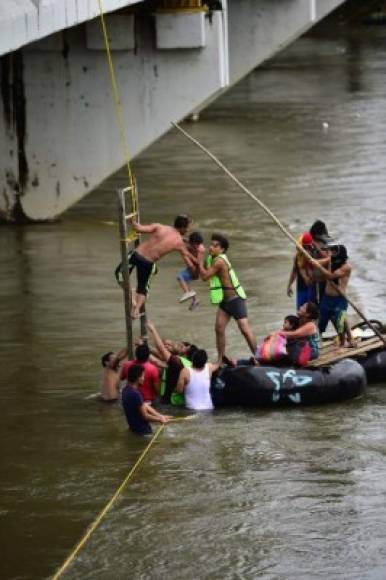 A muchos hondureños les ha ganado la impaciencia y han decidido lanzarse al río Suchiate en la frontera con México, no importando perder sus vidas.
