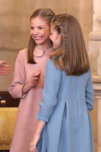 Leonor y Sofía también han marcado su estilo pese a su corta edad. Colores pasteles, zapatillas y trenzas suelen ser parte del look de las menores en sus presentaciones oficiales.