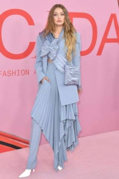 La modelo Gigi Hadid no se decidió por nada en concreto y optó por lucir todos los looks pensados. La maniquí de Victoria's Secret llevaba un atuendo conformado por blazer, falda y pantalón de la casa de moda Louis Vuitton.