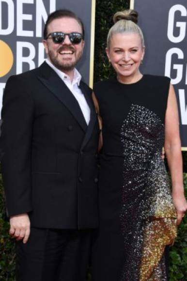 El irreverente Ricky Gervais y su pareja Jane Fallon; aunque no lo parezca este comediante ácido lleva con Fallon más de 30 años de relación.