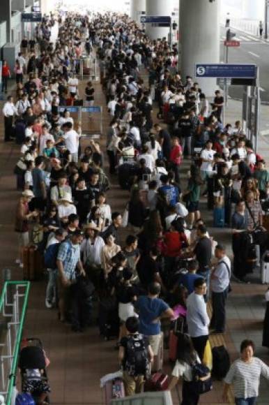 Las aerolíneas niponas tuvieron que cancelar casi 800 vuelos entre el martes y el miércoles, y el aeropuerto más afectado fue el de Kansai (Osaka), que resultó inundado dejando atrapadas a 5,000 personas que fueron evacuadas hoy en 25 autobuses y un ferri movilizado por los bomberos y la Guardia Costera.