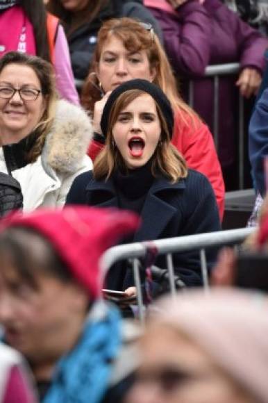 La actriz Emma Watson, conocida por defender los derechos de las mujeres a través de organizaciones como la ONU (Organización de las Naciones Unidas), fue otra de las celebridades que dijo presente a la gran Marcha de las Mujeres, misma que también se realizó en otros países.