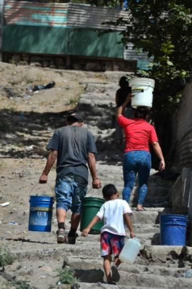 La escasez de agua se refleja en las colas interminables para llenar recipientes con agua procedente de camiones cisterna que a diario se observan en Tegucigalpa o en las personas que tienen que caminar varios kilómetros para lavar su ropa.<br/><br/>La situación se repite en otras grandes ciudades de Honduras y, según autoridades, es sólo una muestra de la grave escasez de agua que afecta a los hondureños.