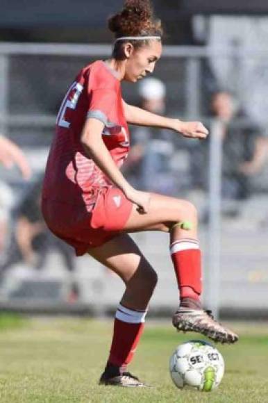 Además del modelaje, la hondureña ha participado y militó en clubes como Athenians de San Antonio, Texas.