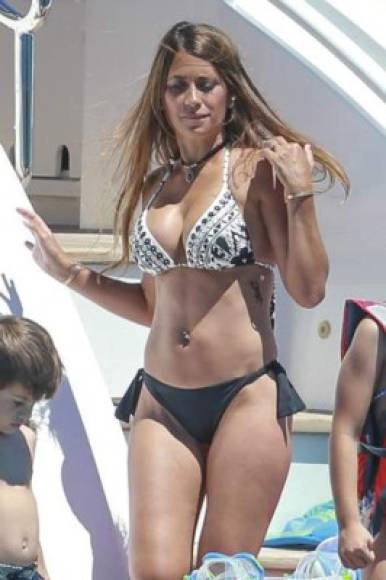 La chica de Messi luce un cuerpazo en Ibiza.