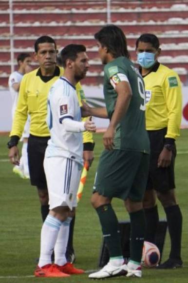 Previo al inicio del partido, Moreno Martins y Messi se saludaron pero al final tod terminó en tremenda pelea.