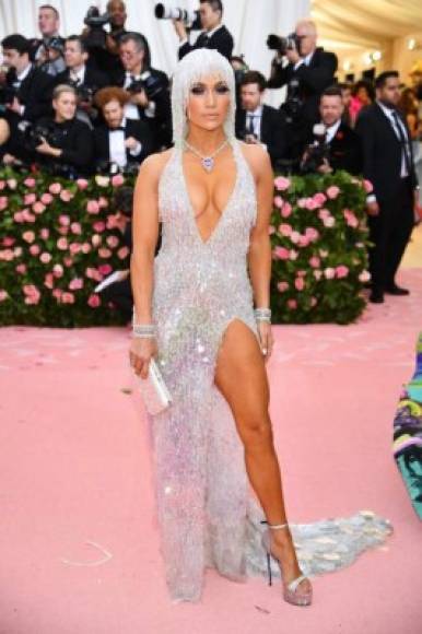 Jennifer López lució espectacular con un diseño plateado con escote profundo de Versace. La diva del Bronx combinó su atrevido atuendo con diamantes.