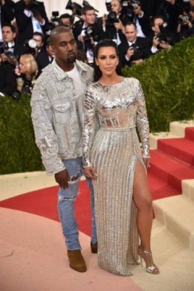 Muchos criticaron el estilo de Kanye West por su jeans y lentes de contactos.