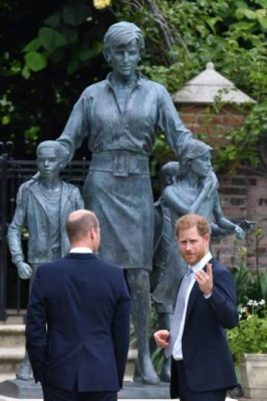 La estatua diseñada por Ian Rank-Broadley fue inaugurada en los jardines de Kensington, su antigua residencia y la actual de su hijo William, heredero de la corona tras su padre Carlos, en presencia de sólo unas 30 personas, entre ellas miembros de la familia Spencer, debido a la pandemia de covid-19.