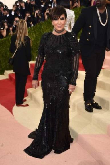La matriarca del plan Kardashian, Kris Jenner en un vestido negro.
