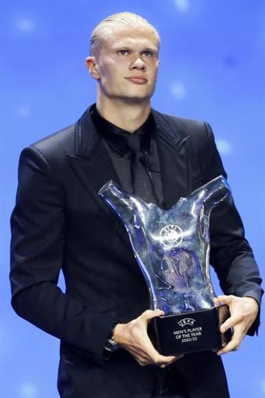 El delantero noruego recibió este jueves en Mónaco el premio al mejor jugador del año de la UEFA, tras su primera temporada en el conjunto inglés, en la que ganó la Liga de Campeones, la “Premier”, la Copa de Inglaterra y la Supercopa de Europa.