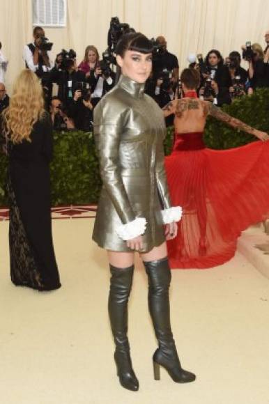 La actriz estadounidense Shailene Woodley optó por un tema futurista con un vestido de Ralph Lauren. El look de la protagonista de Divergente decepcionó a los críticos de moda.