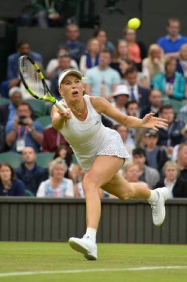 TENIS. Belleza y destreza. Caroline Wozniacki devuelve con poder la pelota a la rusa Svetlana Kuznetsova durante el segundo día del Wimbledon. Foto: AFP/Glyn Kirk
