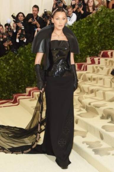 Bella Hadid se decantó por un diseño negro firmado por H&M, compuesto por una falda de crepe bien ceñida, un corsé de látex y un chaleco. La modelo llevó también una diadema de brillantes y un velo de tul.