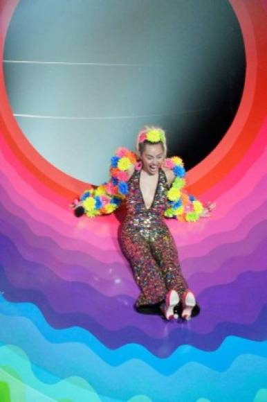 El primer look de Miley Cyrus anfitriona de los premios MTV VMA 2015.