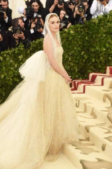 Kate Bosworth llegó con un espectacular vestido de Oscar de la Renta y un maquillaje que le daba el aspecto de religiosa clásica y perfecta.