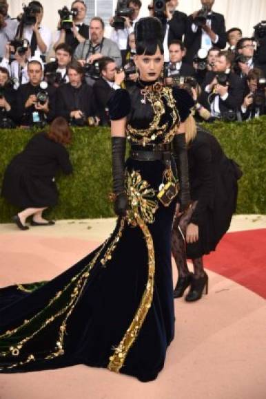Katy Perry en un Prada negro con destellos dorados.