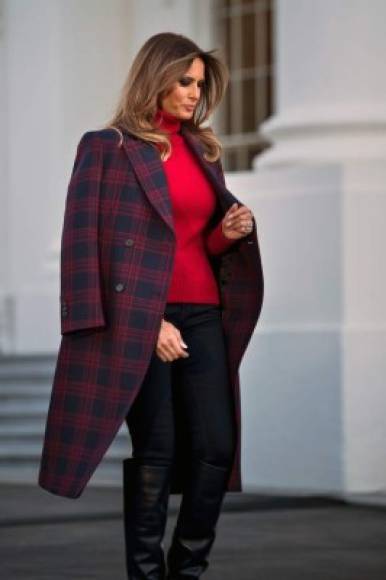 Melania lució casual para el evento, con un abrigo de Calvin Klein valorado en 1600 dólares y unas botas clásicas en color negro.<br/>