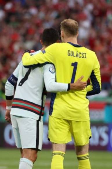 Cristiano Ronaldo le dio un abrazo al portero de la selección de Hungría.