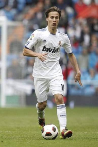 Sergio Canales. Después un gran año en el Racing de Santander, el Real Madrid decidió ficharle en 2010 por 4,5 millones de euros. Era considerado uno de los grandes talentos de España, pero no logró rendir a un buen nivel en el Madrid.