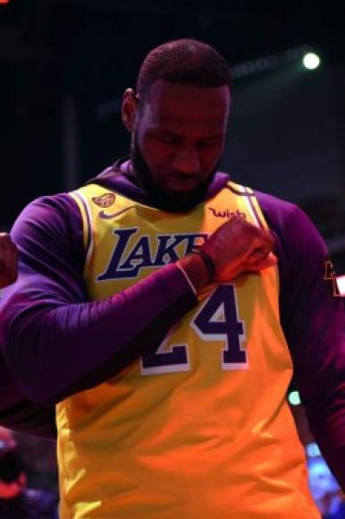 LeBron James se mostró muy emocionado en el homenaje a Kobe Bryant.