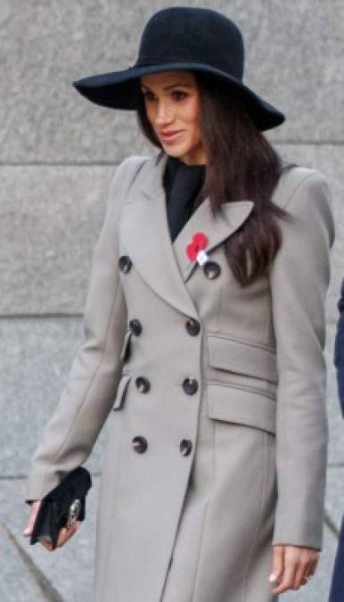La futura duquesa optó por un abrigo cruzado gris claro y un sombrero de ala ancha negro para asistir a los actos conmemorativos del Anzac Day.