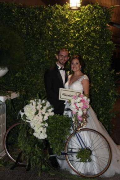 Jhonny Sikanny y Cecilia Heredia escogieron la primavera como temática decorativa de su festejo nupcial.