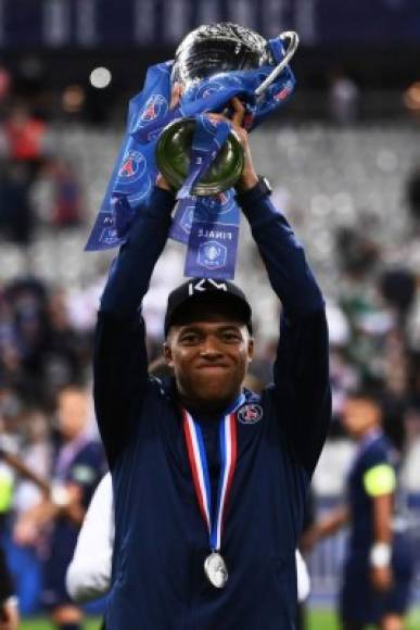 Pese a la lesión, Mbappé no perdió la oportunidad de levantar la Copa.