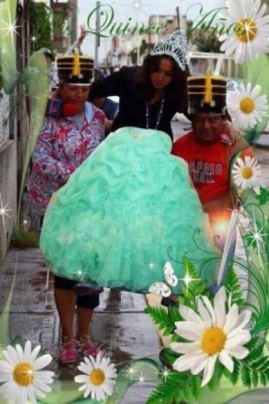 Como una quinceañera también fue expuesta en los memes la reportera que no quiso mojarse los zapatos.