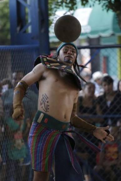 El Salvador. Un hombre participa en la celebración del I Festival del Juego de Pelota Maya en San Salvador.