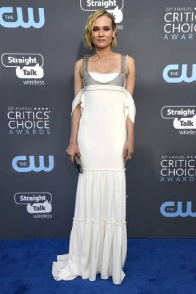 La actriz alemana Diane Kruger lució un vestido blanco con detalles de malla plateada en el pecho. Las mangas caídas en los costados no ayudaron al look.