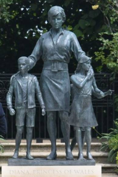 La estatua de la princesa Diana que fue develada por los príncipes William y Harry.