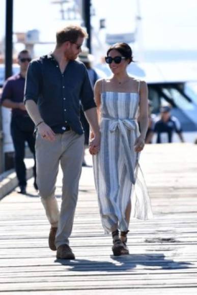 Meghan reapareció por la tarde del lunes junto a su marido, el príncipe Harry, para saludar a la multitud que les esperaba en la bahía de Kingfisher.