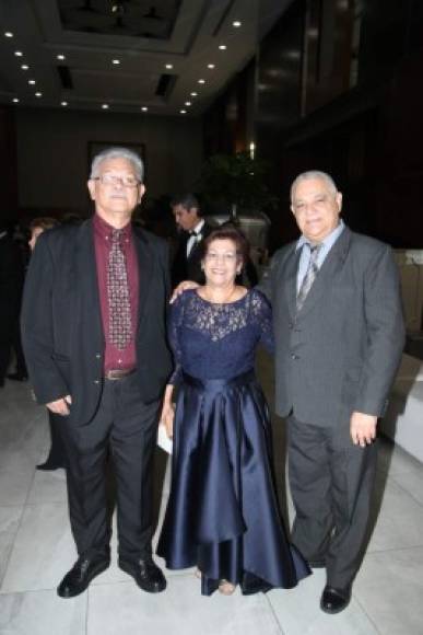 Mario y Miriam Rivera con Rolando Cálix.