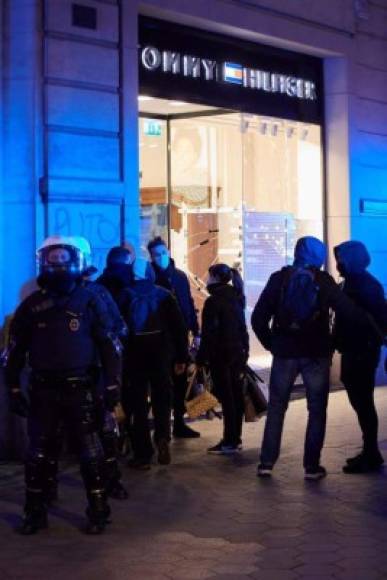 La noche del sábado, los incidentes incluyeron saqueos de tiendas de ropa y daños a edificios emblemáticos de Barcelona, como el Palacio de la Música.