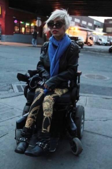 Jillian Mercado es una joven estadounidense con distrofia muscular, enfermedad que la mantiene en silla de ruedas. Es egresada de Fashion Institute of Technology en Nueva York. En 2014 participó en la colección de verano de Diesel.Foto:aparcamientodiscapacitados.blogspot.com