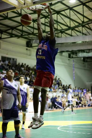 Angie Flores cautivó: Harlem Globetrotters y su gran show en Honduras