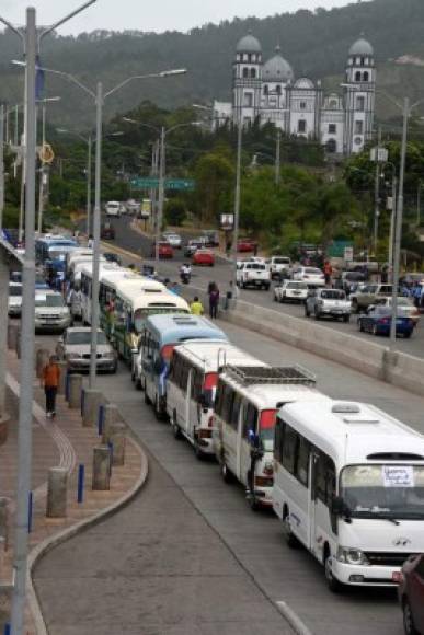 La protesta inició desde Ciudad Universitaria, pasó por el bulevar Fuerzas Armadas y culminó en la colonia El Carrizal, salida al norte de la capital.<br/>