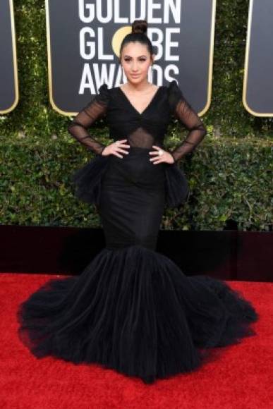 La actriz de origen hondureño Francia Raisa deslumbró en la alfombra roja con un vestido color negro.