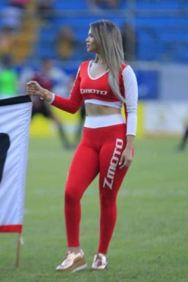 La bella Ana Bautista estuvo presente en la victoria de 2-1 del Real España frente al Juticalpa.