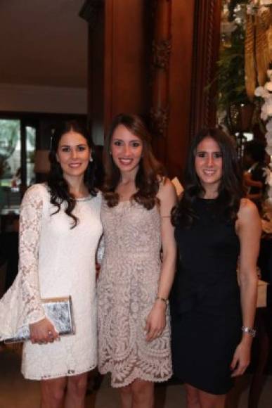 Karina y Pamela Kafati con Liesel Mena.