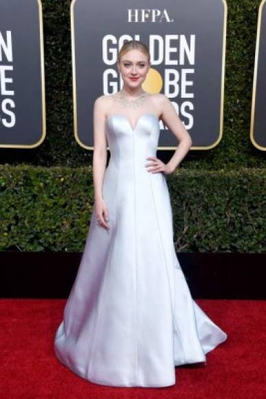 Con un vestido color plata Dakota Fanning lució espectacular en la entrega de los Golden Globe 2019.