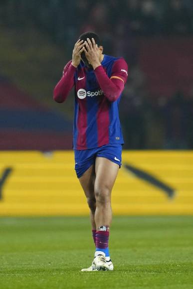 Ronald Araújo se lamenta tras el final del partido contra el Villarreal.