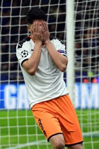 Carlos Soler, del Valencia, se lamenta tras una ocasión fallada contra el Atalanta. Foto AFP