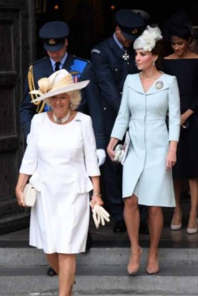 La madre de tres niños optó por su estilo favorito, ya que vestía el mismo abrigo de Alexander McQueen que llevaba puesto para la boda del príncipe Harry y Meghan, pero en un color azul pálido.<br/>