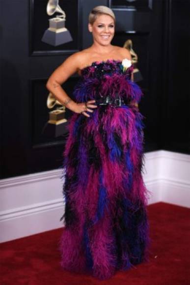 Pink lució un extravagante vestido de plumas de Armani Prive colección 2015.
