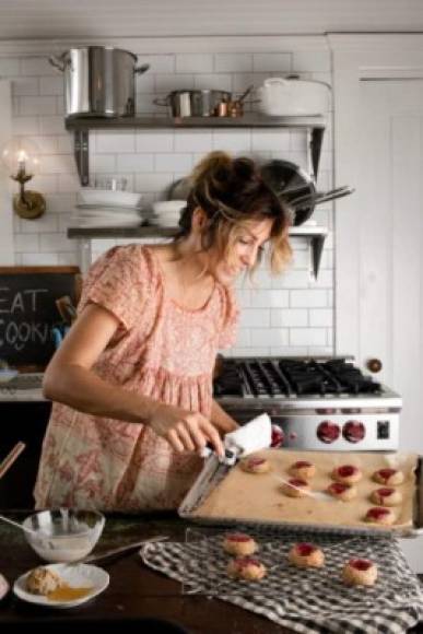 Jennifer Esposito es la autora del libro de cocina y le encanta hornear y, en 2012, abrió una panadería sin gluten en el vecindario de East Village, en el centro de la ciudad de Nueva York, llamada Jennifer´s Way, donde vendía panecillos, galletas y rollos sin gluten.<br/><br/>Actualmente tiene un podcast llamado Chew on This con Jennifer Esposito y una cuenta de Instagram enfocada en la cocina, dedicada a documentar su dieta saludable y comidas sin gluten.