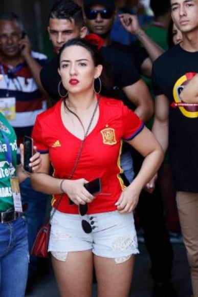 Esta hermosa chica con la camiseta de la Selección de España fue una de las que cautivó a los aficonados.