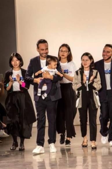 Campos subió a la pasarela para saludar al público junto con su hijo y sus asistentes, al término de la presentación.