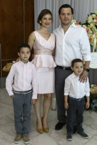 Claudia y Antonio Albiñana junto a sus hijos Mateo y Renato Albiñana.